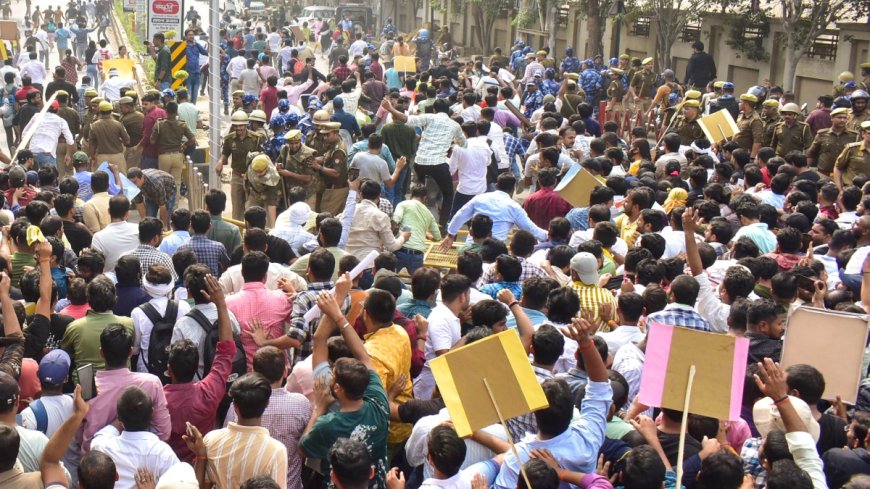 प्रयागराज में यूपी लोक सेवा आयोग के दफ्तर के बाहर छात्रों का हल्लाबोल, जानें क्या है पूरा मामला। PWCNews