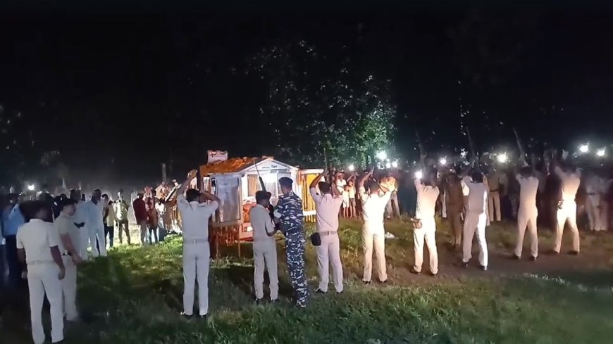 बिहार पुलिस की राइफल ने पूर्व मंत्री के अंतिम संस्कार में दिखाया चौंकाने वाला VIDEO, PWCNews