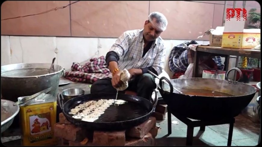 भाजपा मुख्यालय में अद्वितीय तस्वीर: महाराष्ट्र और झारखंड में रुझानों के बीच चल रही जलेबी | PWCNews