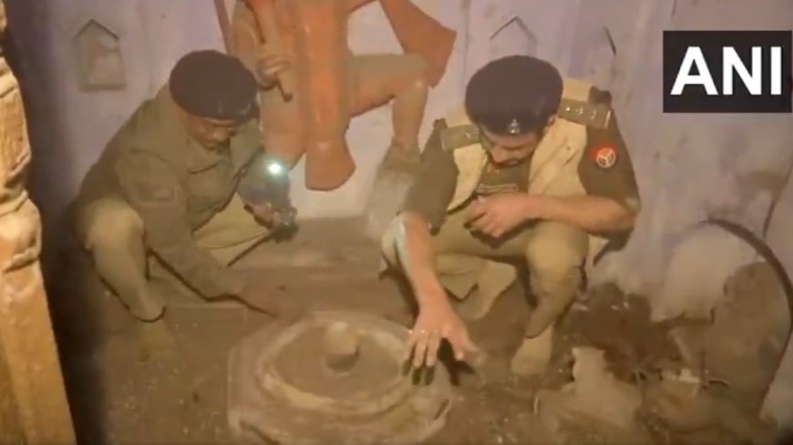 Video: संभल में 46 साल बाद खुला मंदिर, पुलिसकर्मियों ने शिवलिंग साफ किया, घंटी बजाई