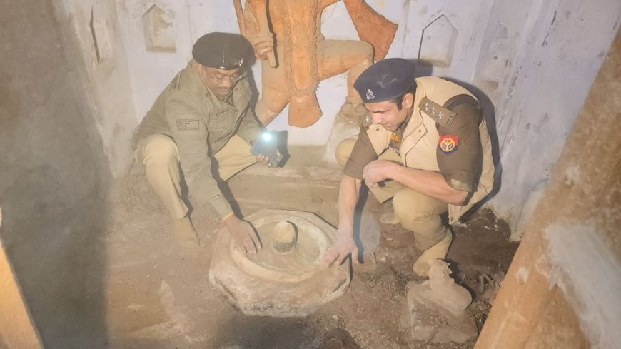 PHOTOS: संभल में 46 साल बाद खुले शिव मंदिर के कपाट, पुलिसकर्मियों ने साफ की मूर्तियों से धूल, पूजा शुरू