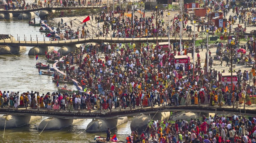 PHOTOS: माघी पूर्णिमा पर प्रयागराज में दिखे शानदार नजारे, अब शुरू होगी कल्पवासियों की वापसी