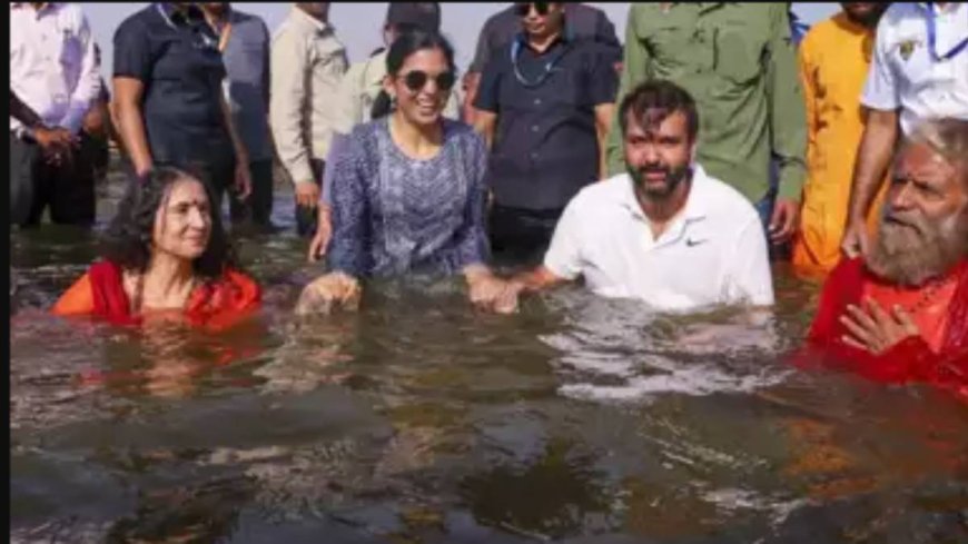 ईशा अंबानी ने लगाई महाकुंभ में डुबकी, पति के साथ किया मां गंगा को प्रणाम, रवीना टंडन भी आईं नजर