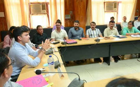 रुद्रप्रयाग: जिलाधिकारी प्रतीक जैन का अधिकारियों के लिए दिशा-निर्देश, जनता को प्राथमिकता देने का आह्वान