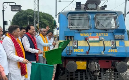 लालकुआं से झांसी के लिए साप्ताहिक स्पेशल ट्रेन की भव्य शुरुआत