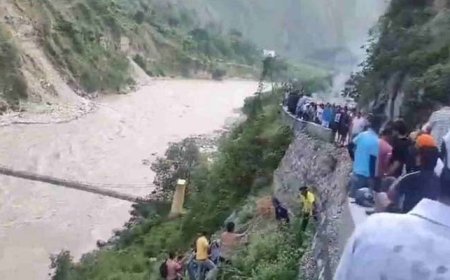 रुद्रप्रयाग में टेंपो-ट्रेवलर बस का दर्दनाक हादसा, अलकनंदा नदी में गिरने से रेस्क्यू ऑपरेशन जारी