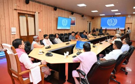 देहरादून: मुख्यमंत्री पुष्कर सिंह धामी ने सुना प्रधानमंत्री नरेंद्र मोदी का 123वां 'मन की बात' कार्यक्रम