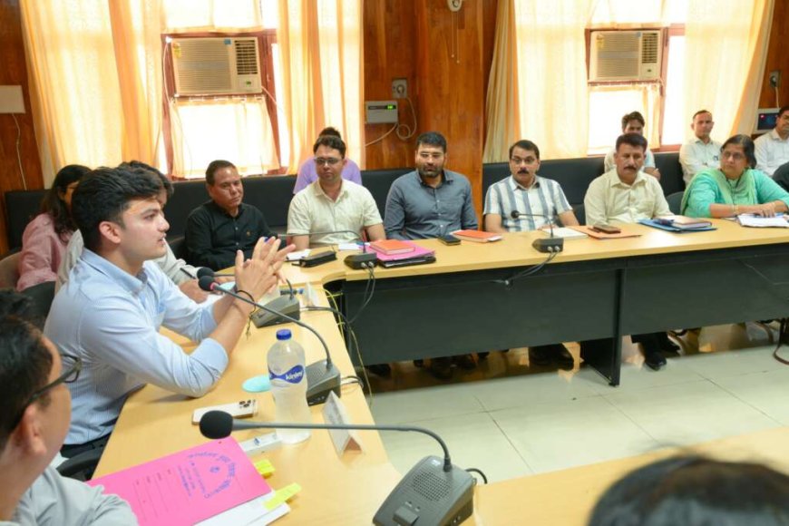 रुद्रप्रयाग: जिलाधिकारी का अधिकारियों को स्पष्ट निर्देश, जनता तक पहुंच बनाएं और जनसेवा रहे लक्ष्य