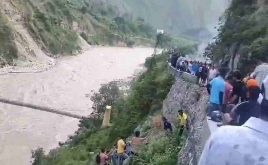 रूद्रप्रयाग में बड़ा हादसा, अलकनंदा नदी में गिरी यात्रियों से भरी बस, रेस्क्यू ऑपरेशन जारी