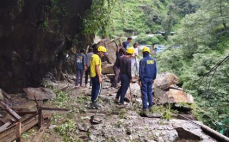 भूस्खलन के कारण केदारनाथ यात्रा पर लगी रोक - यात्रियों को सुरक्षित रखा जा रहा है
