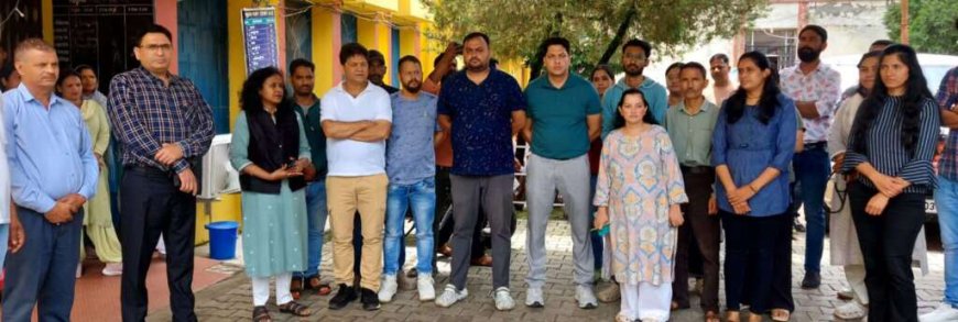 सोशल मीडिया में अभद्र टिप्पणी करने से नाराज डॉक्टरों और पैरामेडिकल स्टाफ ने 4 घंटे तक किया ओपीडी का बहिष्कार