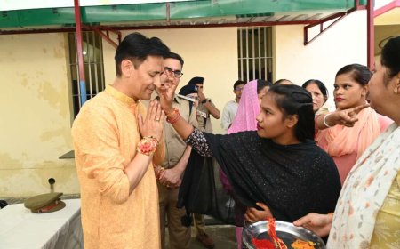 हल्द्वानी जेल में रक्षाबंधन का उत्सव: कुमाऊं कमिश्नर ने महिला बंदियों संग मनाया भाई-बहन का पर्व