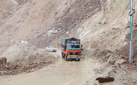 चम्पावत में 25 घंटे बाद यातायात हुआ सुचारू, स्वांला का मलबा हटाने में हुई भारी मेहनत