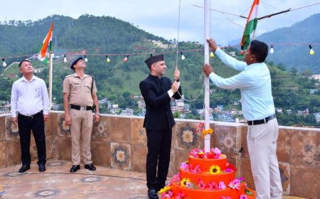 स्वतंत्रता दिवस: बागेश्वर में ध्वजारोहण, देशभक्ति गीत और सांस्कृतिक उत्सव