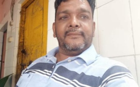 चम्पावत: शिक्षक कुंदन सिंह बोहरा का शव तीन किमी पैदल यात्रा के बाद डोली से सड़क तक पहुंचाया गया