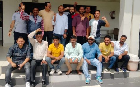 चम्पावत: ठेकेदारों का लोनिवि परिसर में प्रदर्शन, नई टेंडर नीति का विरोध