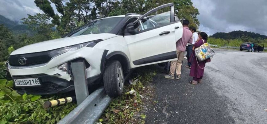 एनएच पर सूखीढांग के समीप खाई में गिरने से बीच कार, क्रैश बैरियर पर लटकी, शिक्षक बने देवदूत