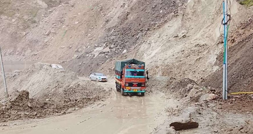 चम्पावत : एनएच पर 25 घंटे बाद सुचारू हुआ यातायात, भारी मशक्कत के बाद हटाया जा सका स्वांला का मलबा