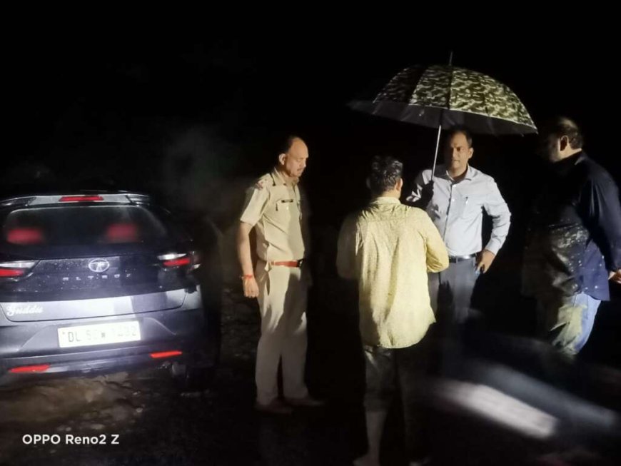 चम्पावत : धौन के पास सड़क खुलवाने पहुंचे जिलाधिकारी, बहाल हुआ यातायात, फोटो और वीडियो देखें…
