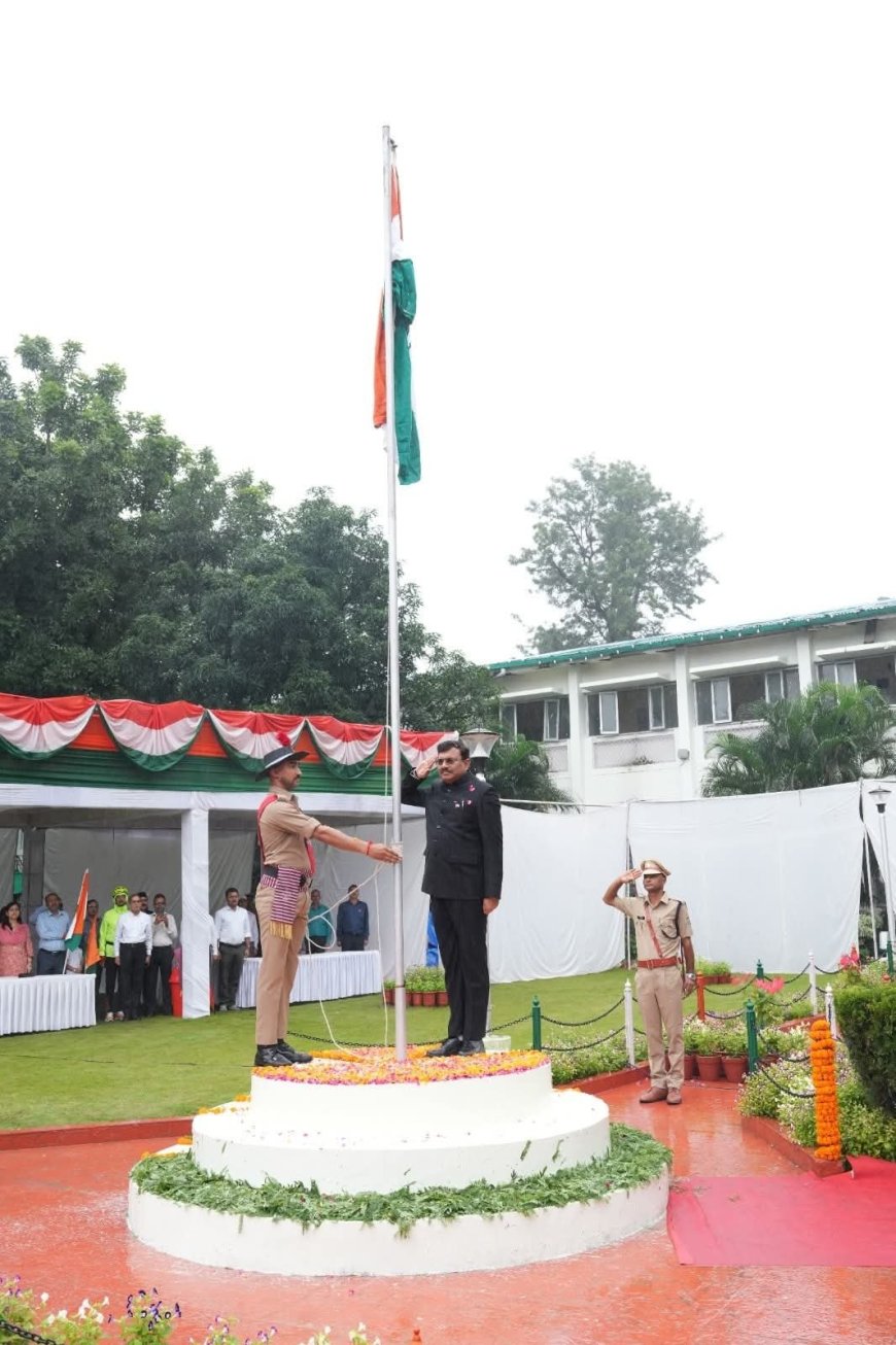 मुख्य सचिव ने सचिवालय में किया ध्वजारोहण