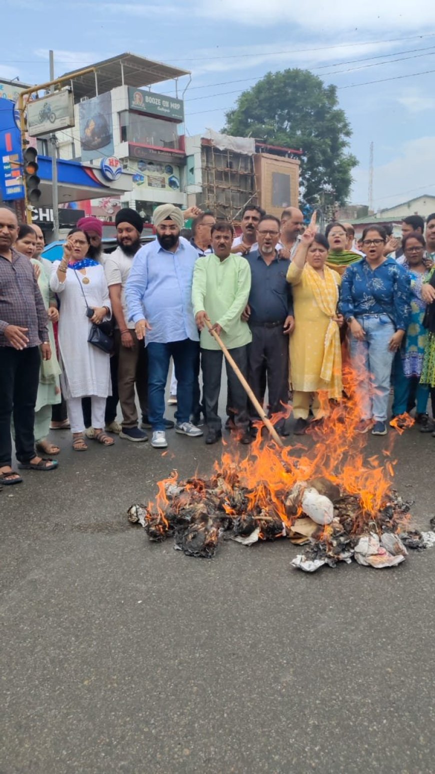 नैनीताल में यशपाल आर्य समेत विधायकों के साथ हुई बदसलूकी पर भड़की कांग्रेस, धामी सरकार का पुतला जलाकर जताई नाराजगी