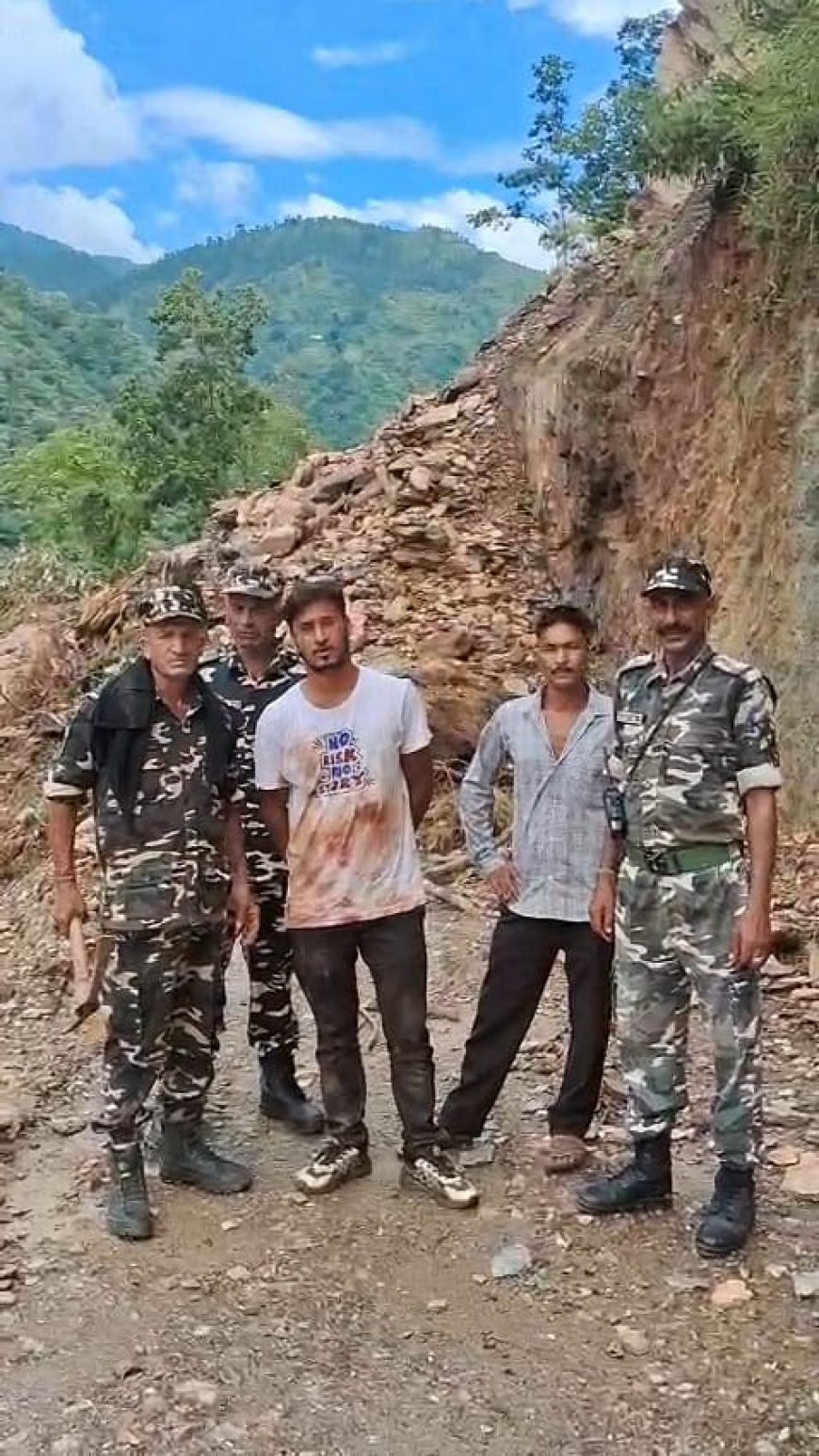 लोहाघाट: पंचेश्वर क्षेत्र में भूस्खलन, एक युवक की मौत, दूसरी को मिली प्रशासन से मदद