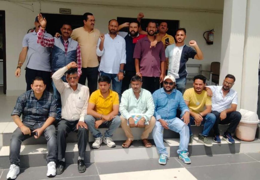 चम्पावत: ठेकेदारों का लोनिवि परिसर में प्रदर्शन, नई टेंडर नीति का विरोध