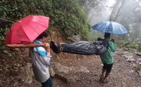चम्पावत: सड़क के अभाव में चार घंटे तक डंडे से लटका कर ले जाए गया शव