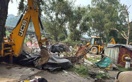 हरिद्वार: गंगा किनारे अवैध झोपड़ियों का ध्वस्तीकरण, सरकारी भूमि को अतिक्रमण मुक्त करने की कार्रवाई