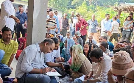 चम्पावत: जिलाधिकारी ने मुख्यमंत्री के निर्देश पर सीमांत गांवों की समस्याएं सुनने के लिए 10 किमी पैदल यात्रा की