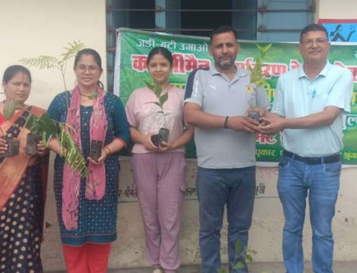 औषधीय पौधों का वितरण समारोह: मदन सिंह बिष्ट को मिला “पर्यावरण योद्धा” सम्मान