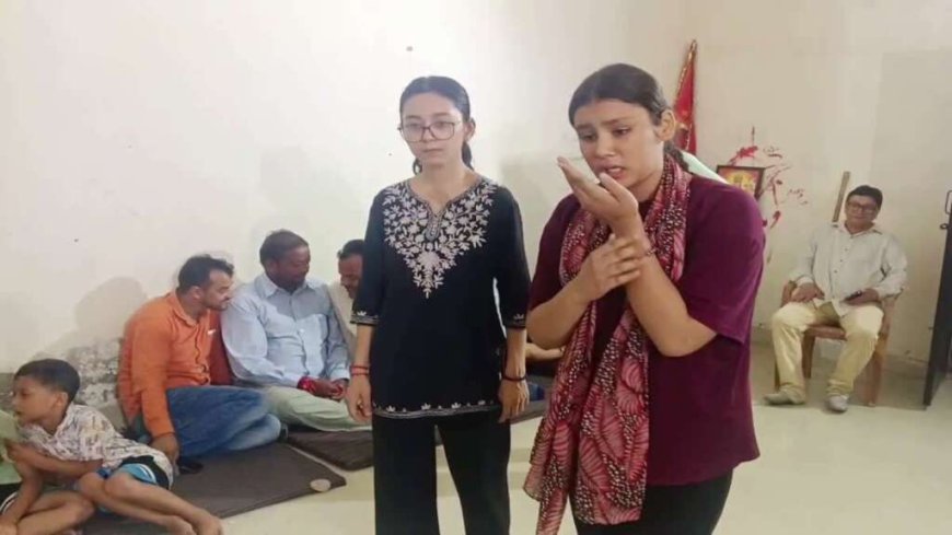 उत्तराखंड में बेटियां रामलीला में निभाती हैं महत्वपूर्ण किरदार, रिहर्सल के दौरान झर रहा पसीना