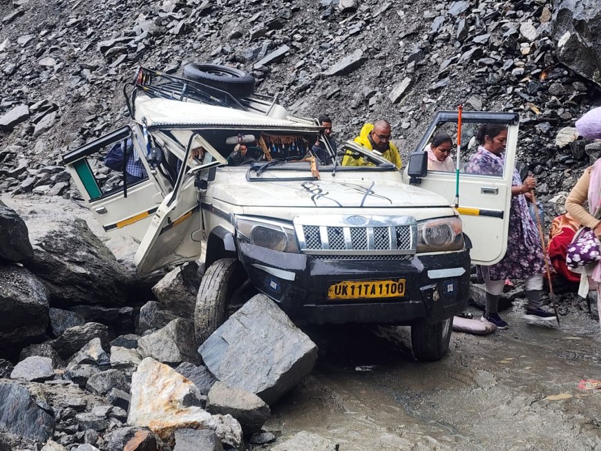 रुद्रप्रयाग: मुनकटिया में भू-स्खलन से मैक्स वाहन पर गिरा बोल्डर, दो की मौत