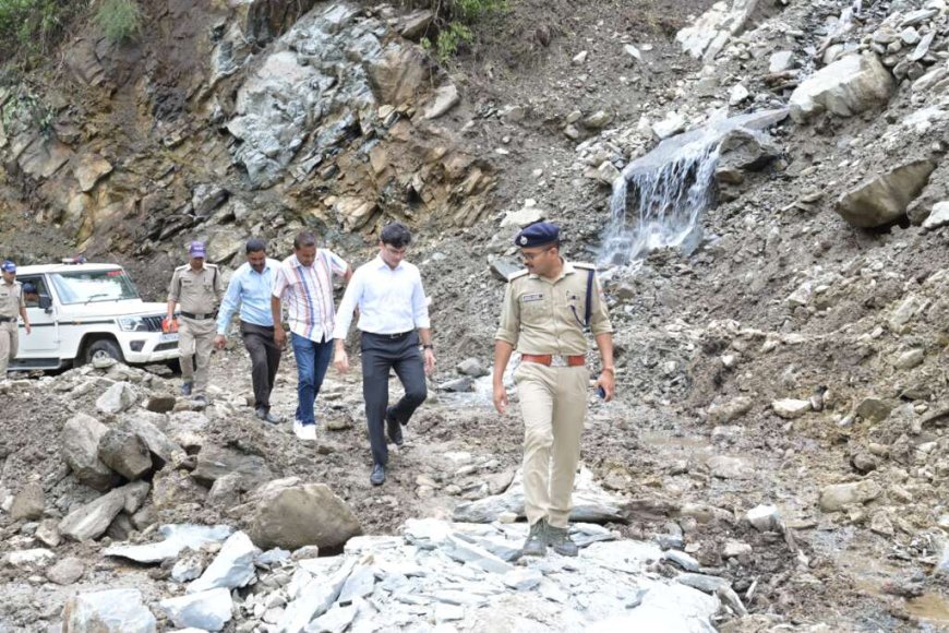 रुद्रप्रयाग छेनागाड़ आपदा: जिलाधिकारी प्रतीक जैन ने संक्रमण क्षेत्र का किया निरीक्षण