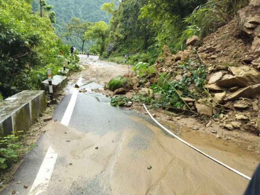 पूर्णागिरि में भारी बारिश से 17 स्थानों पर भैरव मंदिर के रास्ते में बाधा