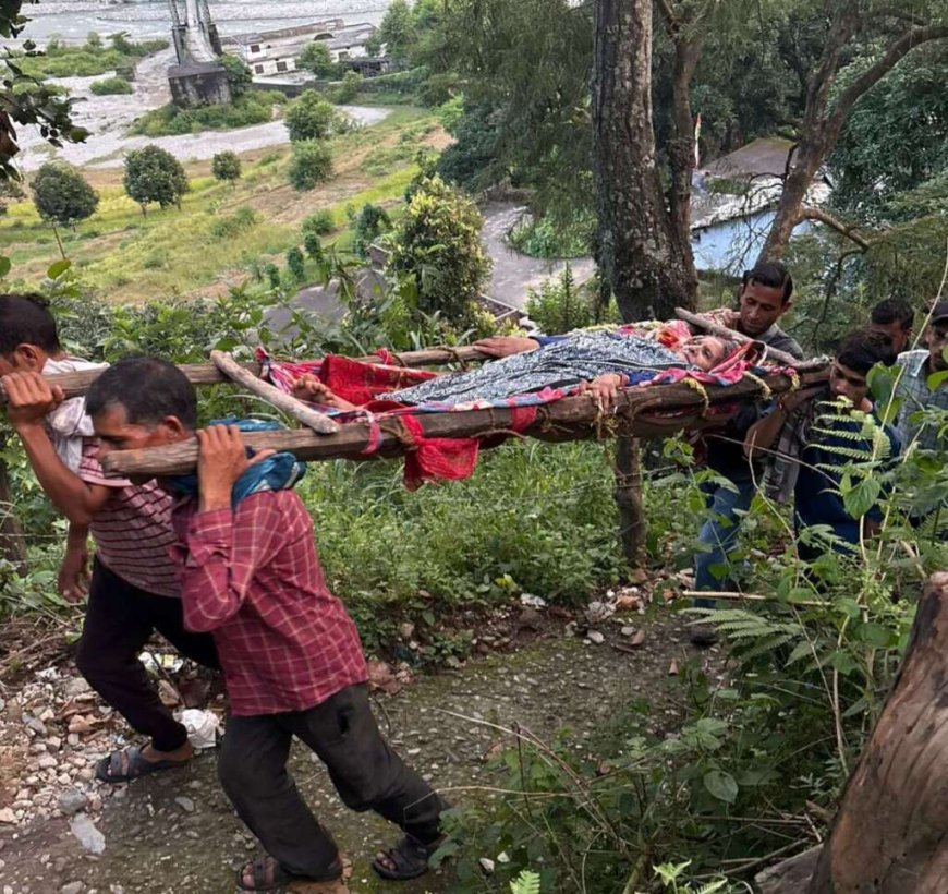 चम्पावत: सड़क की कमी ने ग्रामीणों को डोली का सहारा बनने पर मजबूर किया