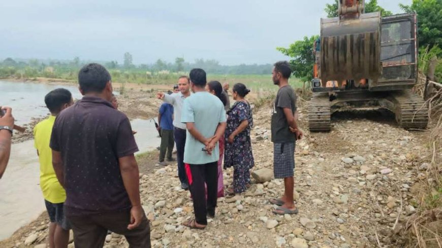 जिला पंचायत अध्यक्ष ने छीनीगोठ में बाढ़ प्रभावित क्षेत्र का गहन निरीक्षण किया