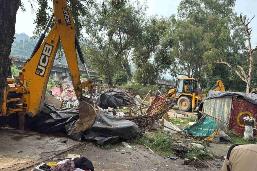 हरिद्वार: गंगा किनारे अवैध झोपड़ियों का ध्वस्तीकरण, सरकारी भूमि को अतिक्रमण मुक्त करने की कार्रवाई