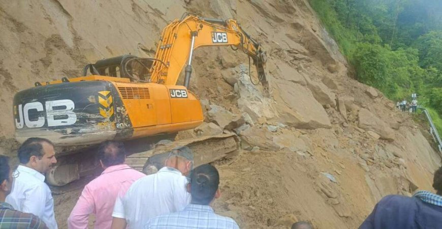 चम्पावत: स्वांला और टिपटॉप में राष्ट्रीय राजमार्ग पर जाम से यातायात प्रभावित