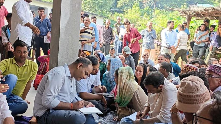 चम्पावत: जिलाधिकारी ने मुख्यमंत्री के निर्देश पर सीमांत गांवों की समस्याएं सुनने के लिए 10 किमी पैदल यात्रा की