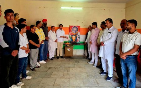 ऋषिकेश में कांग्रेस ने महात्मा गांधी और लाल बहादुर शास्त्री को श्रद्धांजलि अर्पित की