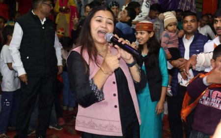 दशहरा महोत्सव: माया उपाध्याय के लोक गीतों पर थिरकते रहे लोग