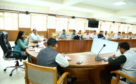 पौड़ी जिलाधिकारी ने नगर निकायों की समीक्षा बैठक आयोजित की