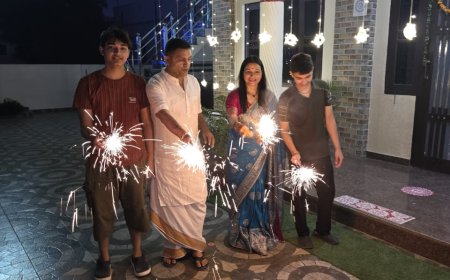 भीमताल विधायक राम सिंह कैड़ा ने अपने आवास मै अपनी पत्नी पूर्व ब्लॉक प्रमुख कैड़ा तथा बच्चो के साथ मनाई दीपावली का त्योहा