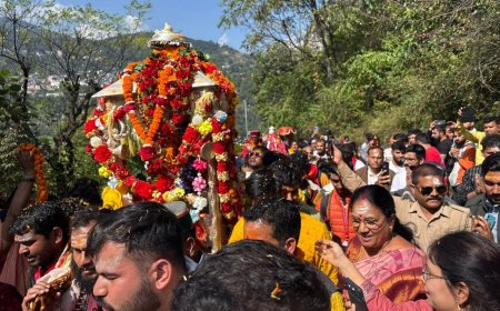 ओंकारेश्वर मंदिर पहुंची बाबा केदार की पंचमुखी चल विग्रह डोली, जयकारों से गूंज उठी केदारघाटी