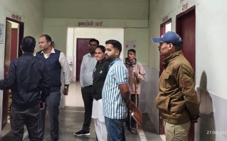 रात्रि स्वास्थ्य सेवाओं का जायजा लेने टनकपुर उप जिला चिकित्सालय पहुंचे जिलाधिकारी