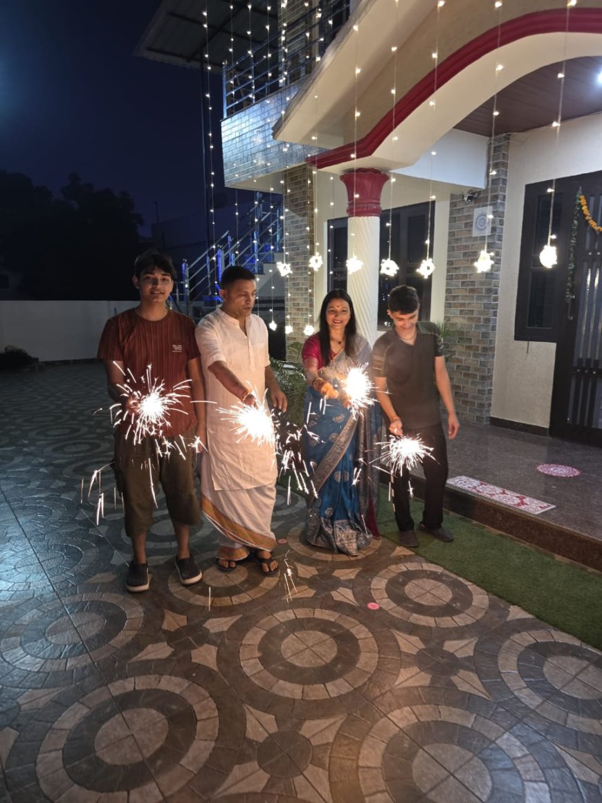 भीमताल विधायक राम सिंह कैड़ा ने अपने आवास मै अपनी पत्नी पूर्व ब्लॉक प्रमुख कैड़ा तथा बच्चो के साथ मनाई दीपावली का त्योहा