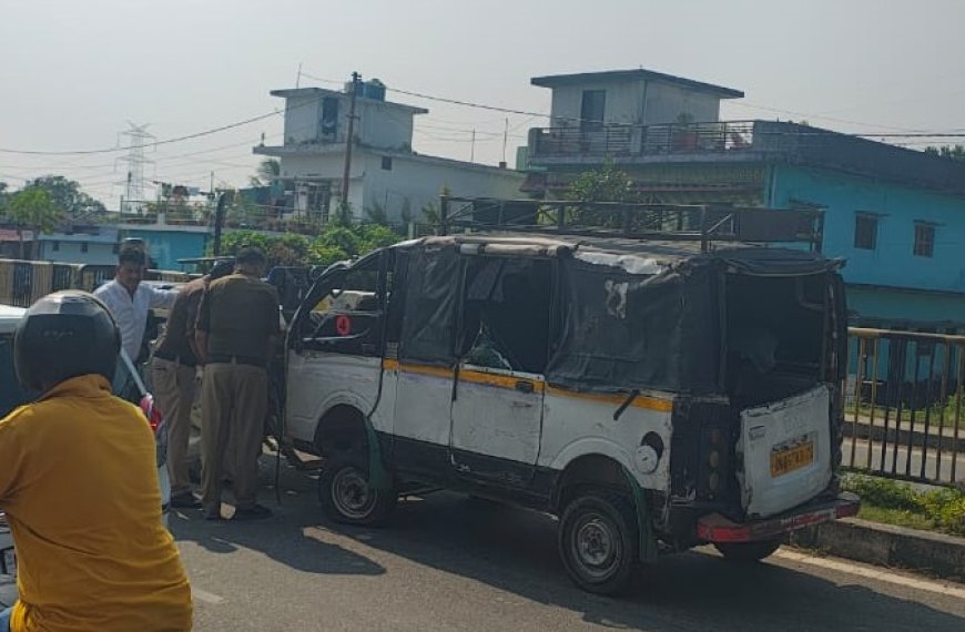टनकपुर : एनएच पर टैक्सी मैजिक डिवाइडर से टकराई, यात्रियों में मची चीख पुकार