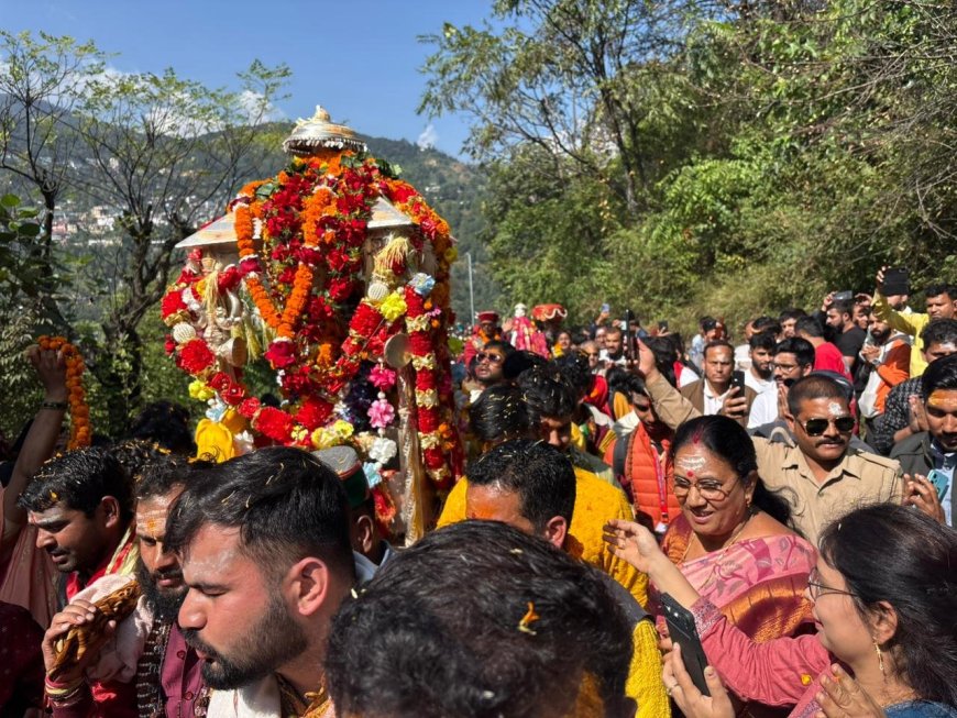 ओंकारेश्वर मंदिर पहुंची बाबा केदार की पंचमुखी चल विग्रह डोली, जयकारों से गूंज उठी केदारघाटी