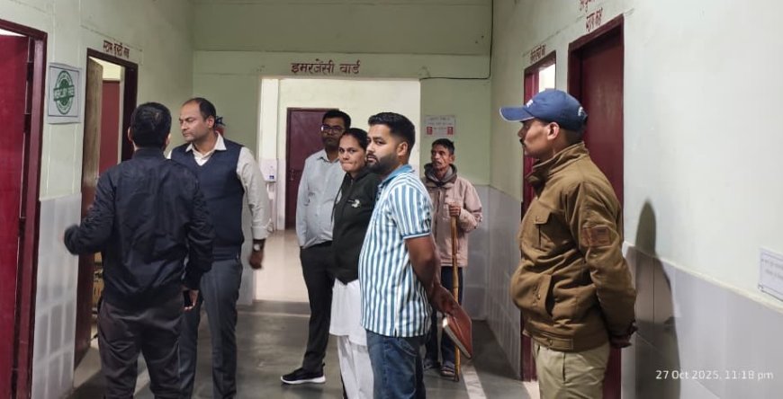 रात्रि स्वास्थ्य सेवाओं का जायजा लेने टनकपुर उप जिला चिकित्सालय पहुंचे जिलाधिकारी